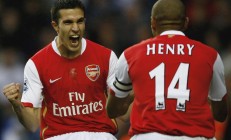 米兰体育下载-绿茵与硬木，德甲争冠焦点战与猛龙淘汰赛的胜利哲学