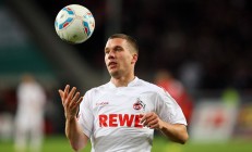 米兰体育官方网站-久保建英一剑封喉，马赛硬仗攻克罗马书写欧战新章