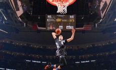 ac米兰下载-孤胆骑士的荣耀，布伦森制胜一击终结活塞时代