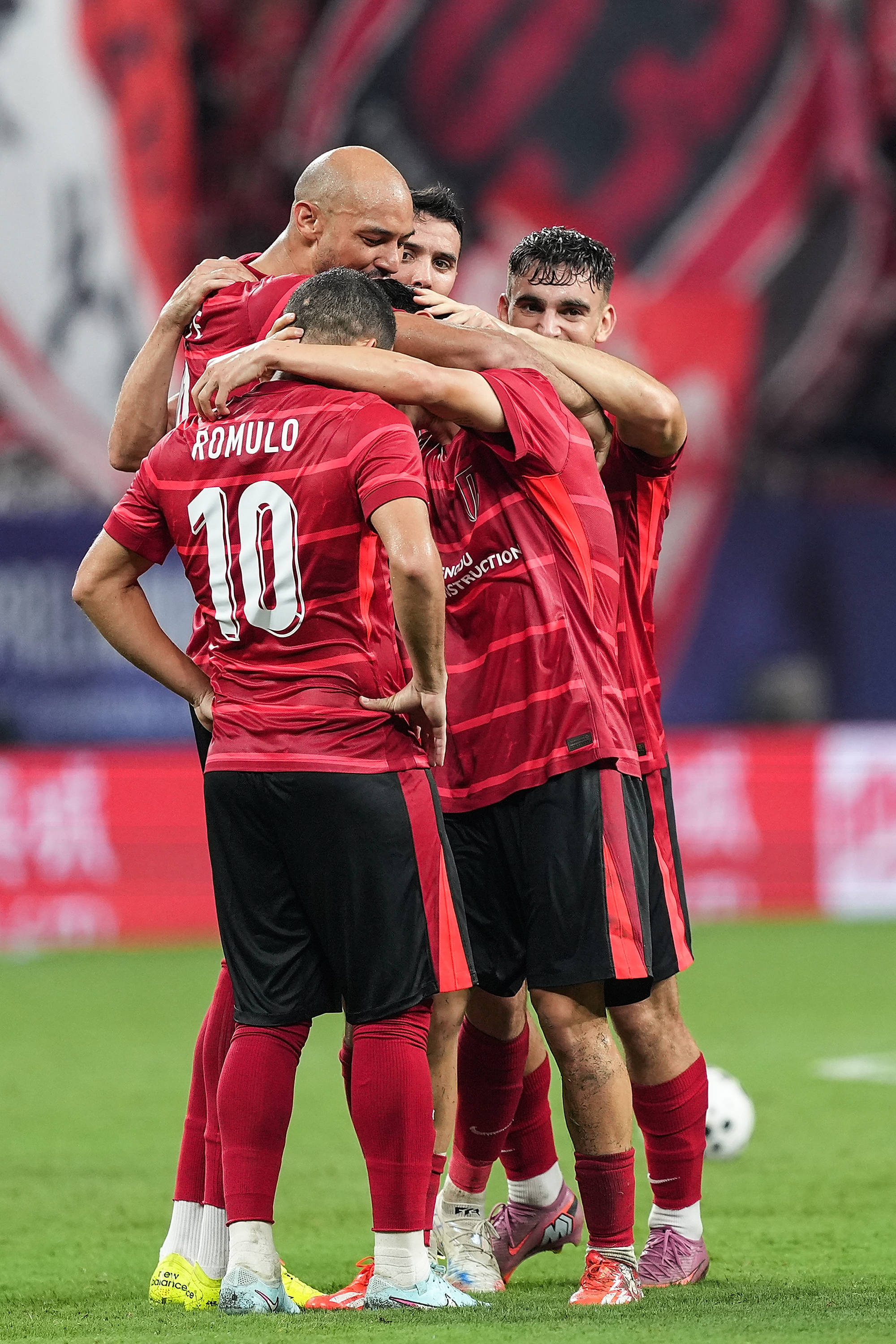 关于足球联赛激励出色，各队团结合作争夺胜利的信息