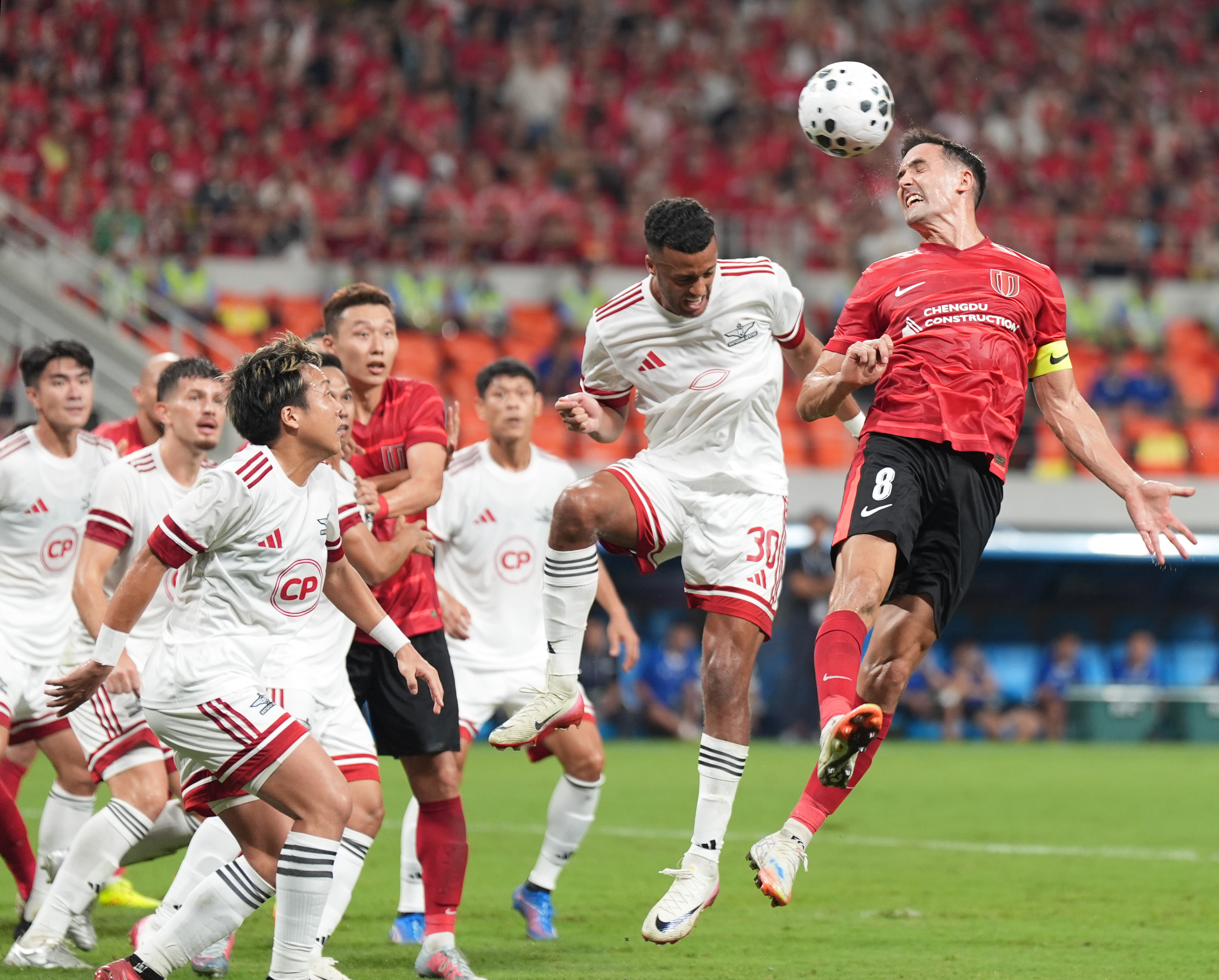 关于足球联赛激励出色，各队团结合作争夺胜利的信息