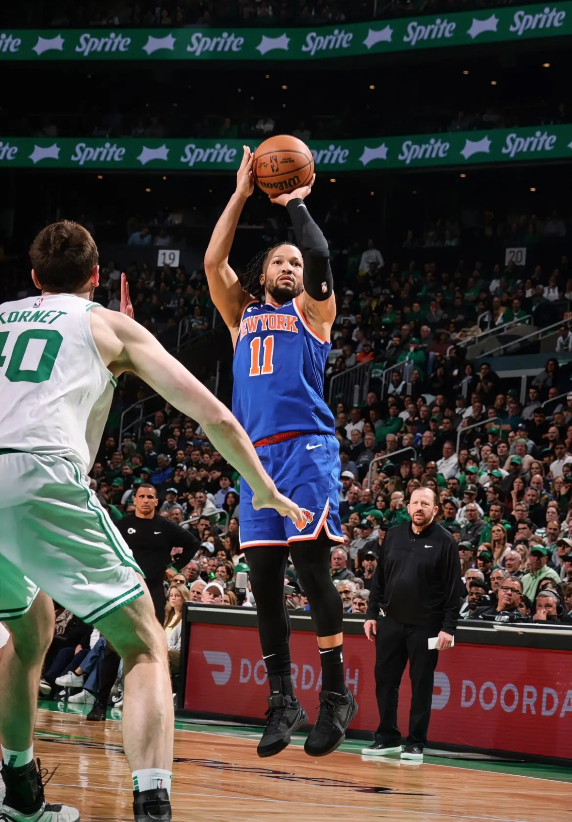 关于凯尔特人防守坚不可摧，击败对手取得胜利的信息