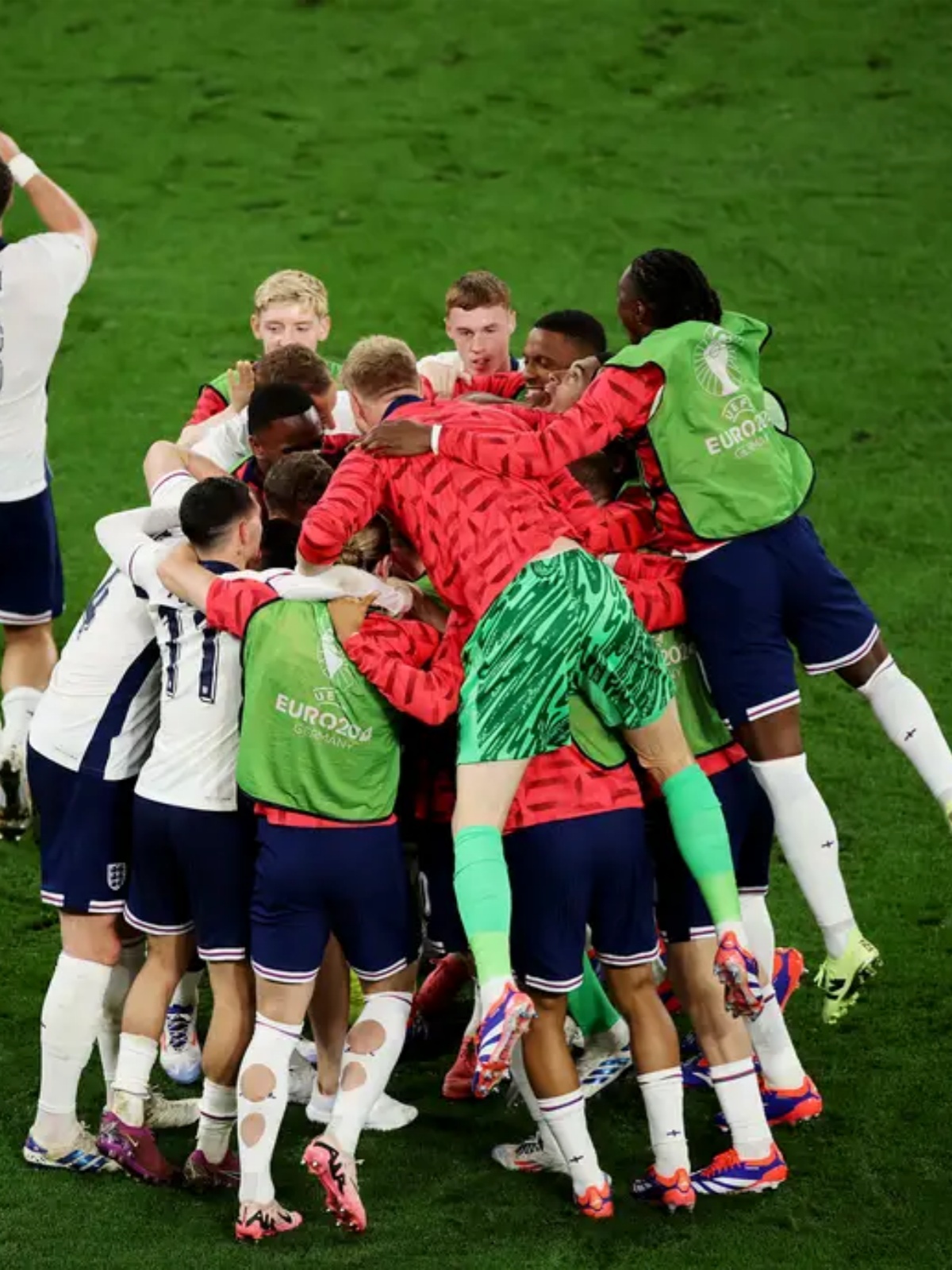 欧洲杯预选赛精彩瞬间，球迷欢呼雀跃的简单介绍