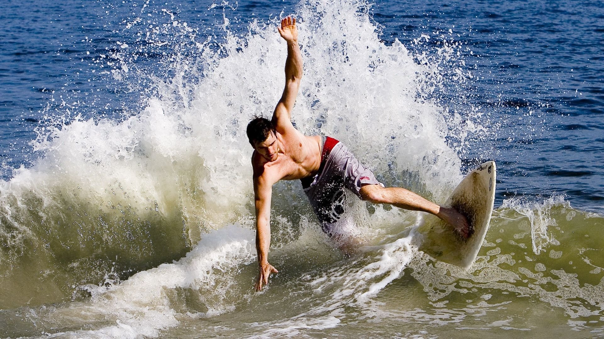 跨越东西的决胜时刻，广东压哨绝杀与米切尔的德比之夜