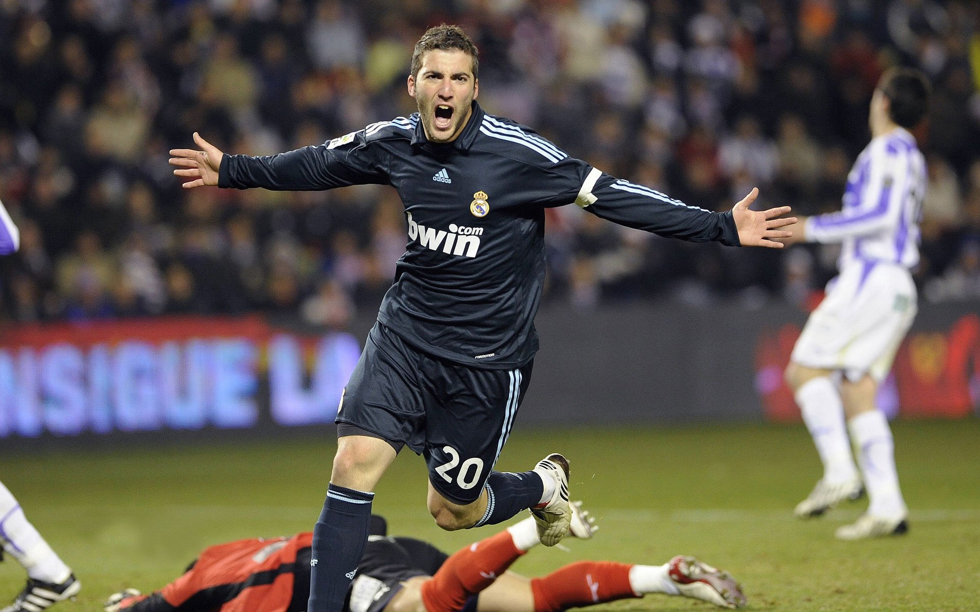 绿茵场上的双重变奏,波兰对阵日本,哈兰德完成自我救赎