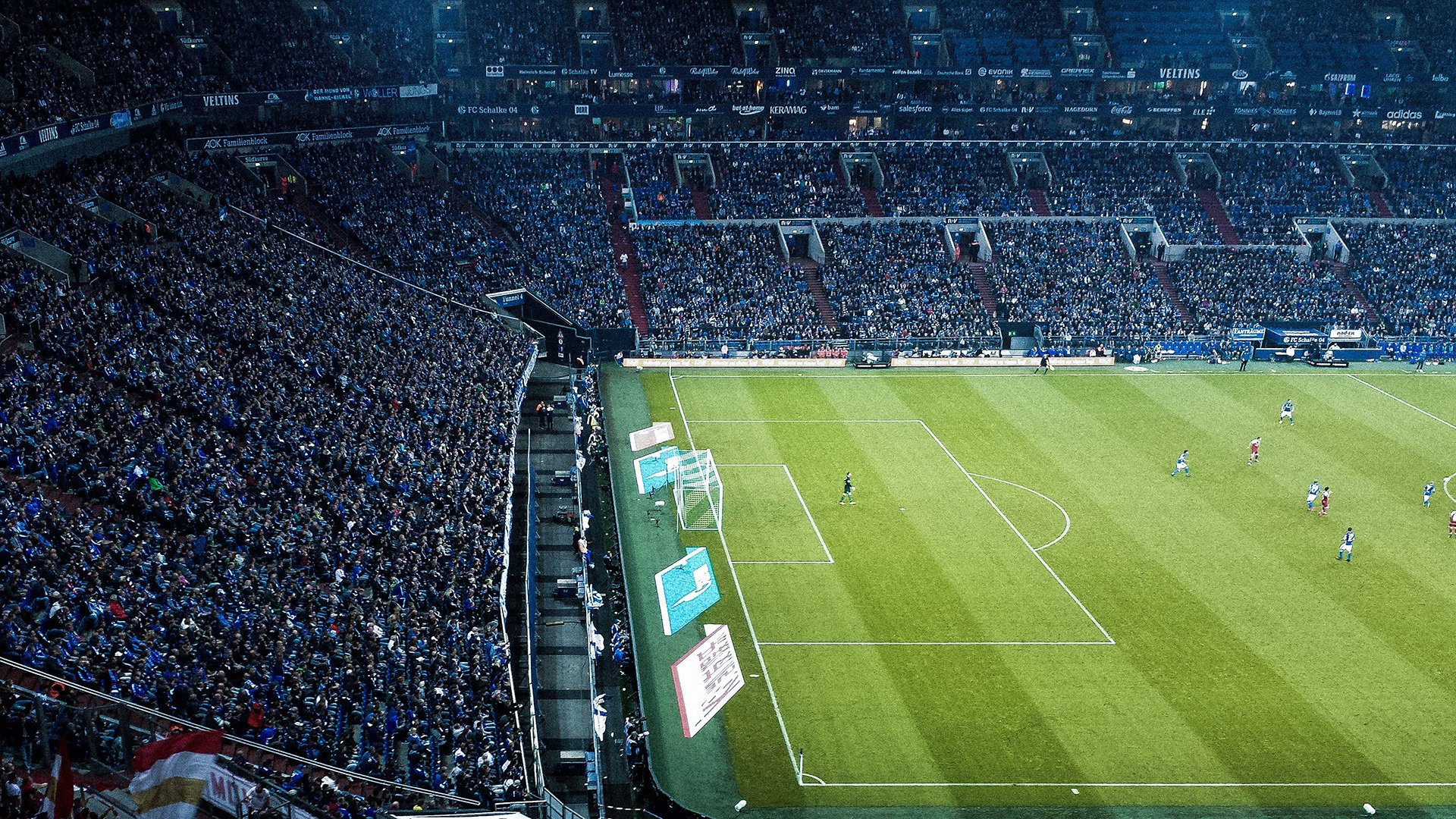 当足球与F1在新闻中碰撞，喀麦隆封锁卡塔尔，范戴克在赛道争冠接管